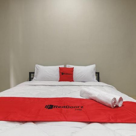 RedDoorz near Puri Indah Mall Jakarta Exterior foto