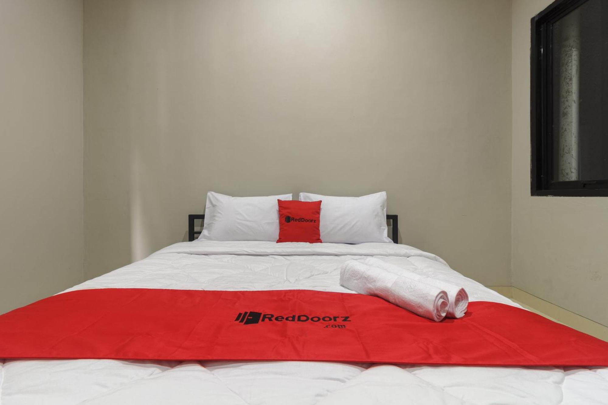 RedDoorz near Puri Indah Mall Jakarta Exterior foto