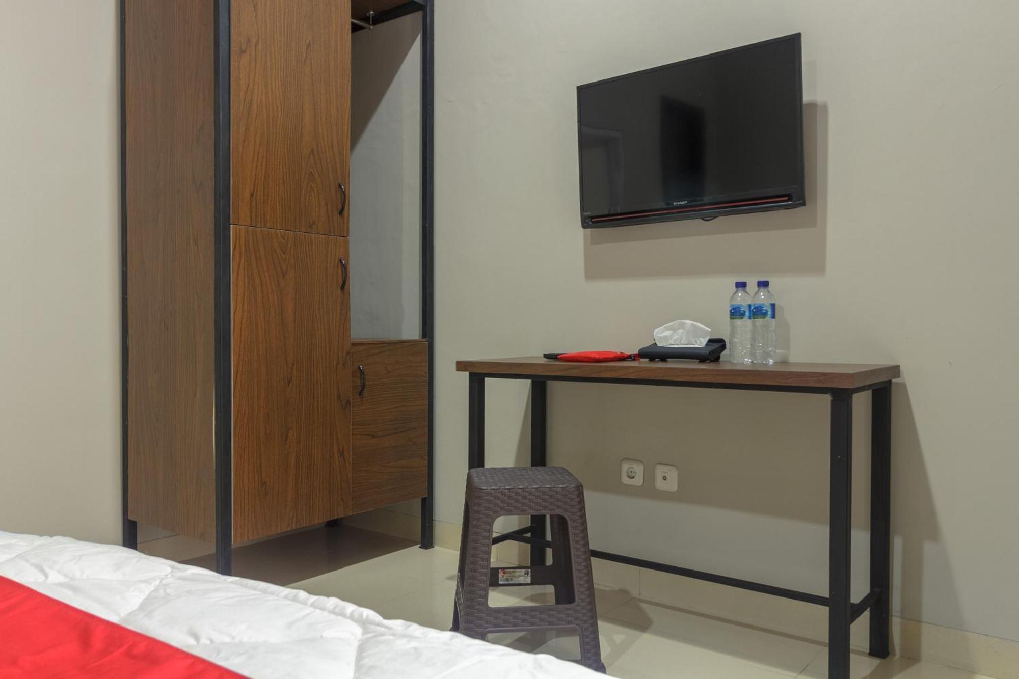 RedDoorz near Puri Indah Mall Jakarta Exterior foto