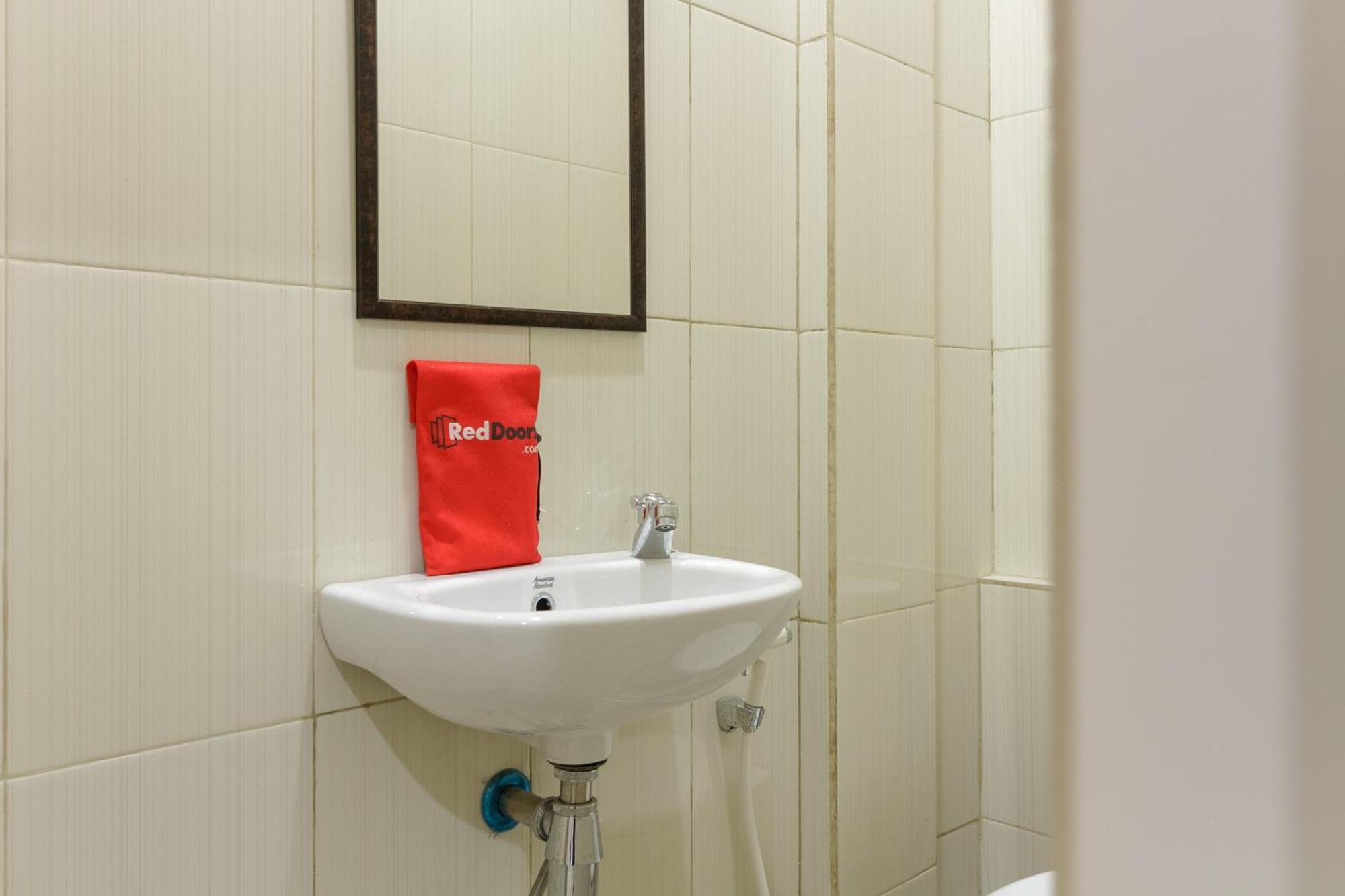 RedDoorz near Puri Indah Mall Jakarta Exterior foto