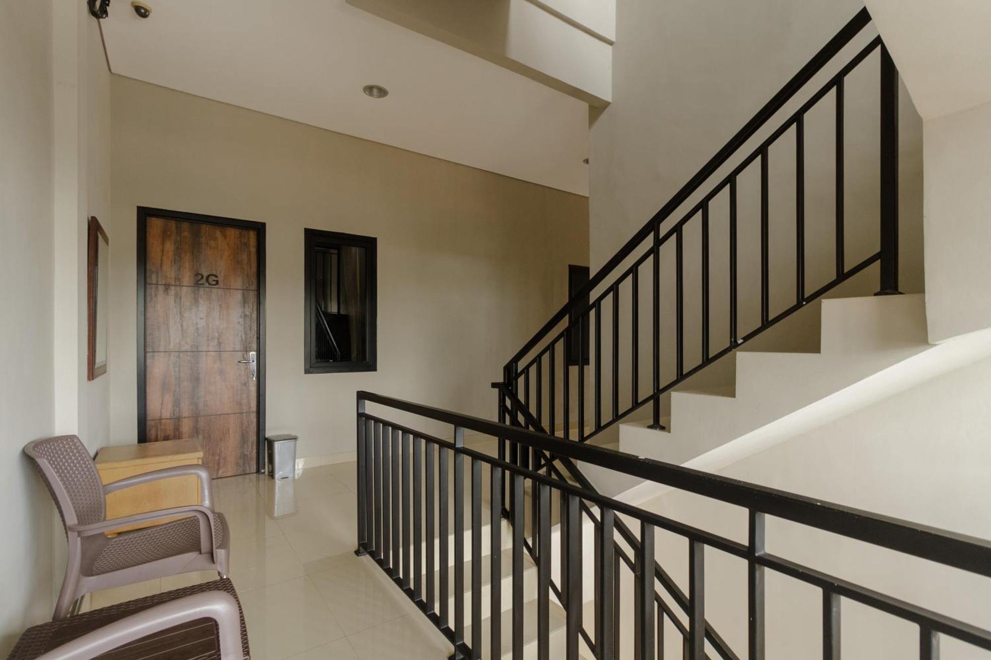 RedDoorz near Puri Indah Mall Jakarta Exterior foto