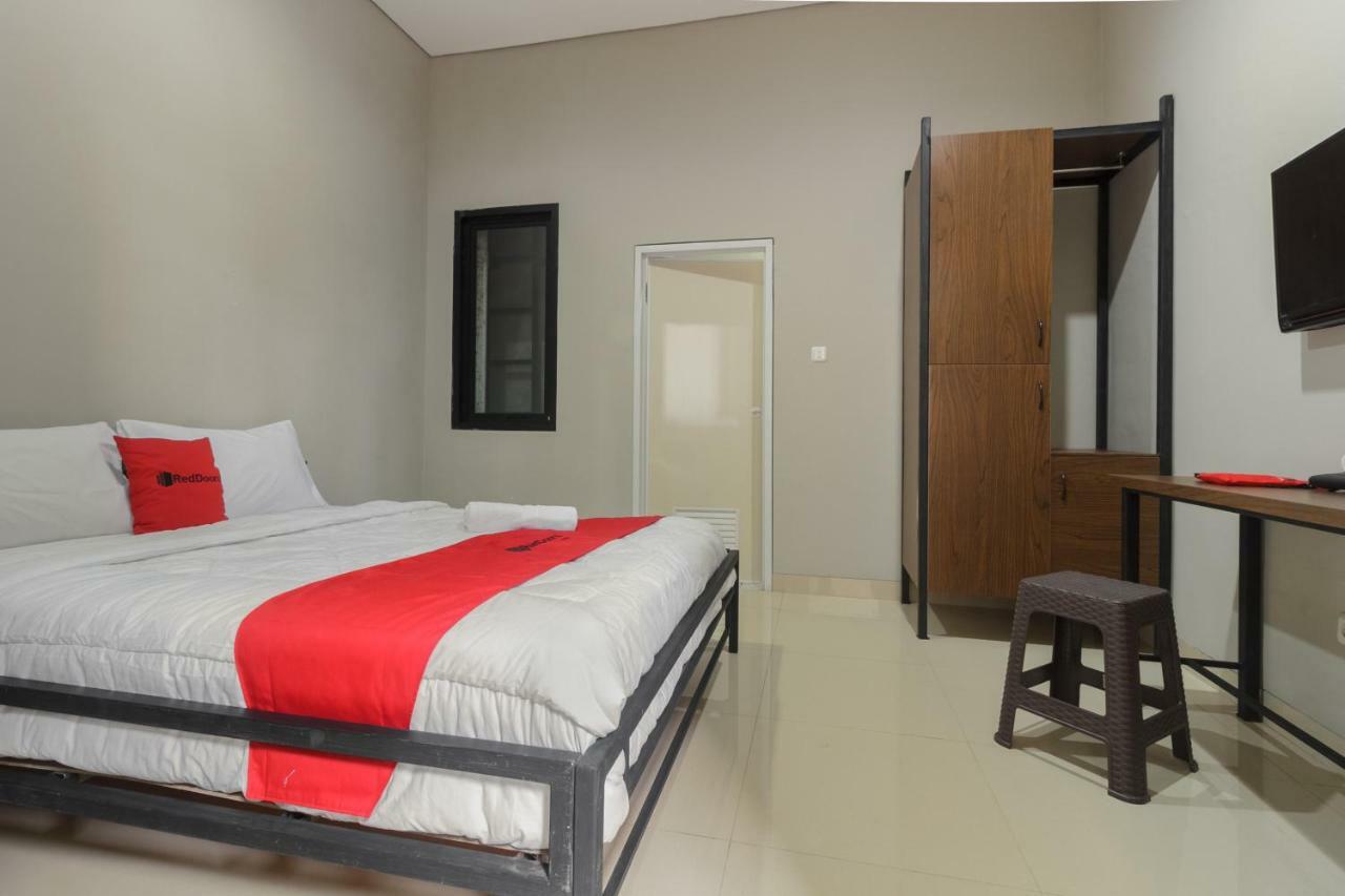 RedDoorz near Puri Indah Mall Jakarta Exterior foto