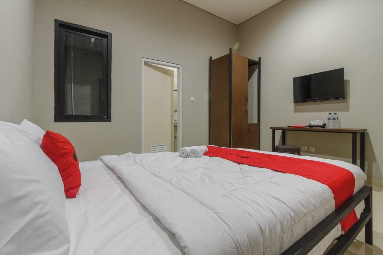 RedDoorz near Puri Indah Mall Jakarta Exterior foto