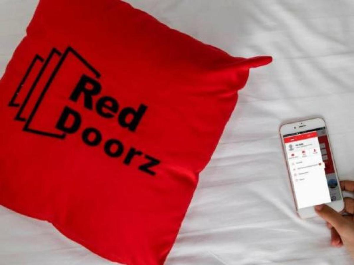 RedDoorz near Puri Indah Mall Jakarta Exterior foto